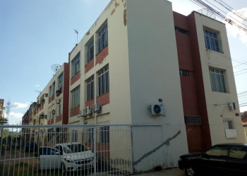 Donos de apartamentos do Conjunto Habitacional Santa Luzia assinam contratos